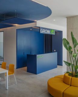 Tonos claros, azul corporativo y vegetación natural definen un entorno equilibrado, sereno…

#ACTIU #ProyectosActiu #Arquitectura #Interiorismo #Oficinas #Workspaces