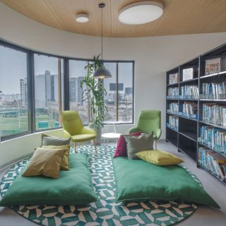 Un entorno donde patios, balcones, jardines y espacios polivalentes favorecen el #aprendizaje activo, la #colaboración y la #educación más allá del aula. 

#ACTIU #RosanBoschStudio #RosanBosch #Educación #DiseñoEducativo #Arquitectura #Sostenibilidad #LearningSpaces #Perú #CaseStudy