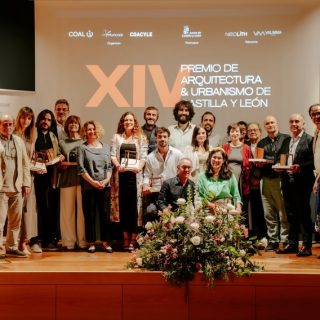 VALMMA patrocina y apoya el valor de la arquitectura de Castilla y León

El pasado 18 de junio, León acogió la celebración de los XIV Premios de Arquitectura y Urbanismo de Castilla y León, un encuentro que volvió a poner en valor el talento, la innovación y la calidad arquitectónica de nuestra comunidad.

Desde VALMMA queremos sumarnos a este reconocimiento al trabajo de arquitectos, estudios y profesionales que entienden los espacios, no solo como lugares construidos, sino como entornos vivos, funcionales y capaces de mejorar la experiencia de las personas.

La arquitectura cobra verdadero sentido cuando cada decisión —el mobiliario, la iluminación, la acústica, la señalización, los materiales y el equipamiento— se integra con coherencia en el proyecto. En VALMMA trabajamos en la misma dirección, aportando soluciones integrales de equipamiento para cada espacio que ayudan a transformarlo en un entorno más eficiente, humano y preparado para el futuro.

Un buen proyecto no termina en la obra, continúa en cada detalle que hace posible que los espacios funcionen, comuniquen y permanezcan.

VALMMA · “Del Concepto a la Ejecución.”