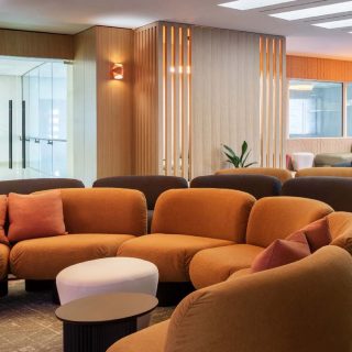Los espacios universitarios desempeñan un papel importante más allá del aprendizaje, apoyando la conexión, el bienestar y la vida cotidiana en el campus.
#AndreuWorld #CampusDesign #UniversityDesign #StudentSpaces