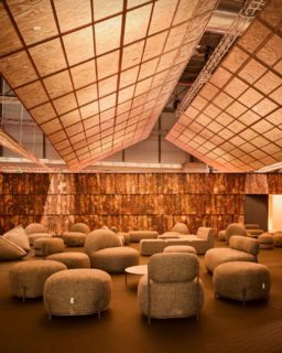 Colección Soft Seating Globb, diseñados por Stone Designs, y las mesas Eidos acompañan este paisaje de pausa y conversación dentro de la feria. 

Un espacio que invita a detenerse y reflexionar sobre el papel del #diseño y la arquitectura en la construcción de futuros más conscientes.

ARCOMadrid ACTIU Arte ARCO2026 Madrid StoneDesigns