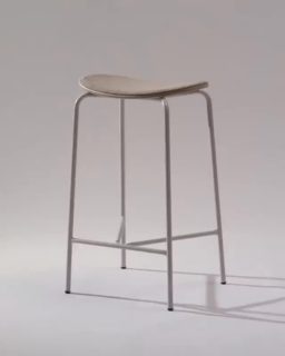 Hodei combina un asiento orgánico y ovalado con un marco metálico triangular, creando un taburete con un contorno distintivo y una personalidad tranquila. Ligero, versátil y fácil de adaptar, está disponible en versiones de madera y tapizadas para innumerables combinaciones.
Diseñado por Muka Lab
#contractfurniture #designfurniture #officefurnituretrends #hospitalitydesign