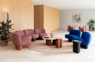 El centro del salón lo ocupa el sistema modular Bolete Lounge BIO, diseñado para ofrecer máximo confort con una silueta generosa y envolvente.
La zona de estar orbita alrededor del sistema modular Bolete Lounge BIO, que es una auténtica invitación al descanso: sus formas envolventes te abrazan al instante. El tejido reciclado y la base de madera certificada FSC subrayan ese compromiso con la economía circular que, no vamos a disimular, nos encanta. Completan el salón las mesas ocasionales y de centro Bolete BIO: el mármol natural y la estructura en termopolímero Pure ECO aportan un toque de elegancia saludable que siempre te gustará ver (y tocar).