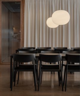 Arquitectura que se funde con la naturaleza: luz, contraste y serenidad al servicio de un espacio sanitario eficiente. El mobiliario en negro se integra con sobriedad, con acabados certificados que elevan la experiencia.

#Arquitectura #Paisaje #Diseño #Ergonomía #Sostenibilidad #DiseñoHospitalario