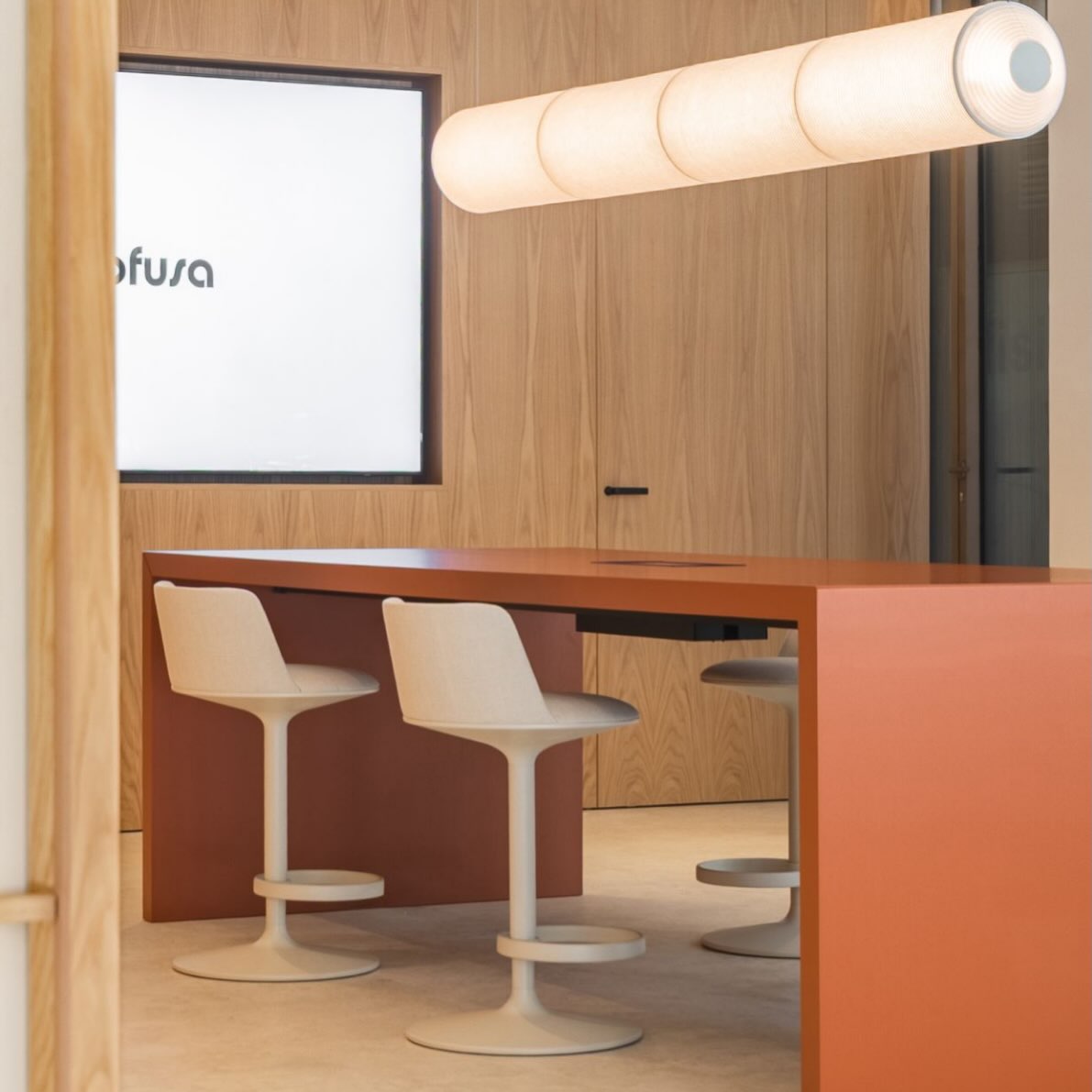 Diseñado por Benjamin Hubert · LAYER para Andreu World, combina funcionalidad y personalidad sin renunciar al confort.

En VALMMA creamos espacios que favorecen nuevas formas de trabajar, conectar y compartir.

¿Transformamos juntos tu próximo espacio?

#VALMMA #HulaStool #AndreuWorld #DiseñoDeOficinas #MobiliarioDeOficina EspaciosDeTrabajo InteriorismoCorporativo ContractDesign