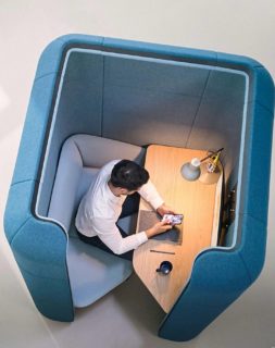 Las oficinas abiertas fomentan la interacción — pero rara vez son entornos adecuados para una concentración profunda. Sin embargo, es precisamente esta habilidad la que determina la calidad, la claridad y el trabajo productivo.

#Sedus #Focus #Concentration #Workplace